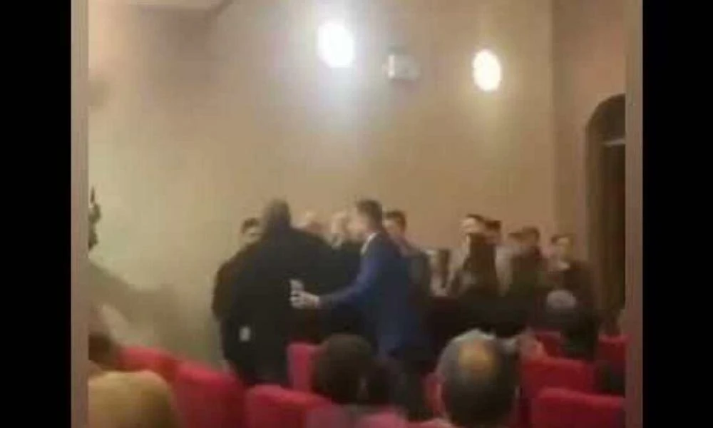 Έγιναν μαλλιά κουβάρια! Επεισοδιακή η τελετή ορκωμοσίας του νέου Δημοτικού Συμβουλίου & δημάρχου στη Λέρο- Βρισιές, σπρωξίματα και προπηλακισμοί (Βίντεο)